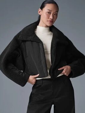 新品alo SHERPA  ANGEL PUFFER ×ブラックM NWOT!!! Alo Yoga Sherpa Snow Angel Varsity Puffer Jacket Black